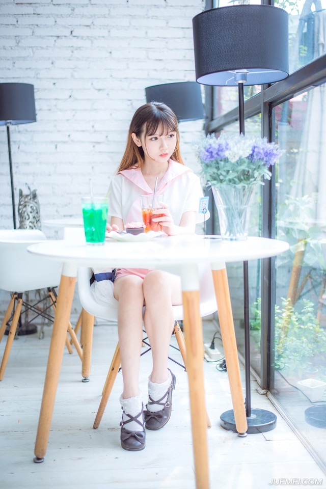 “庞先生误会，此乃刘璝一人之言，与我等无关，我等并无此意。”大帐中，短暂的寂静之后，一名武将突然站出来，微笑着来到庞统身边，瞪眼看向两名刘璝的亲卫，厉声喝道：“大胆，还不松开庞先生。”