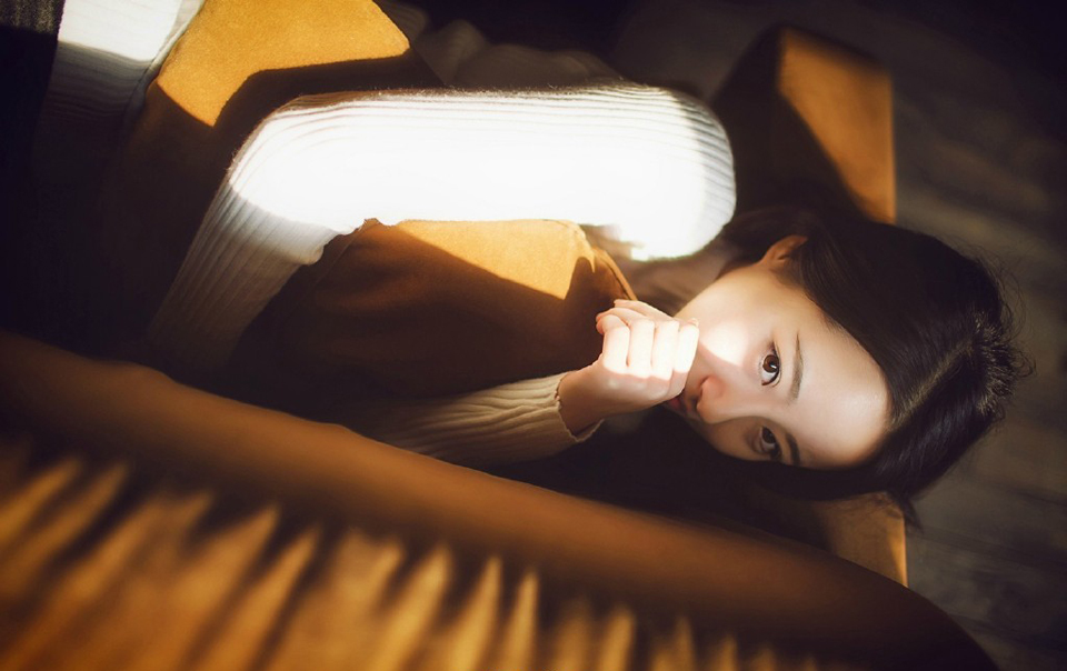 “不成功，便成仁。”吕布默默地点了点头，看了贾诩一眼，叹了口气：“虽然无法认同，至少我们做不到，但这种人，的确让人敬佩，传我命令，让礼部在周瑜葬礼之上，送一份礼物过去，表达一下我军对周瑜的敬意。”